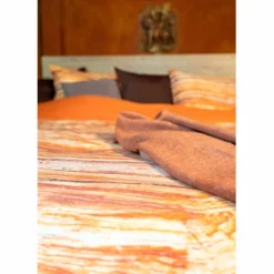 Bettwäsche Kayori Suga Orange Mako-Satin -BEDSUPPLY VerkäufeBEDSUPPLY Verkäufe 2 Kayori20 20Suga20 20close20up20mood202028129